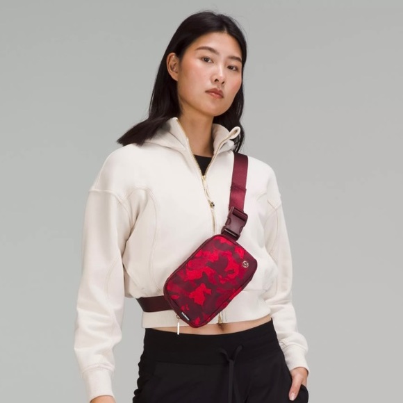 Lululemon Everywhere Belt Bag Lunar Year Red Rabbits 1L - Picture 4 of 12